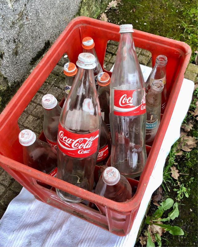botellas de fanta en caja de coca cola