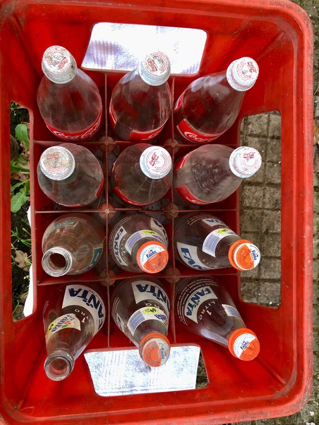 botellas de fanta en caja de coca cola
