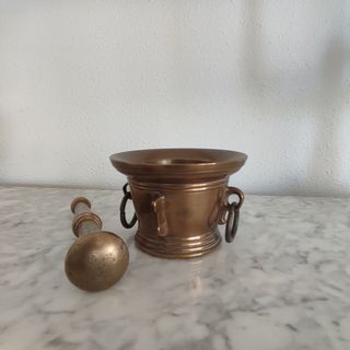 Antiguo mortero de bronce macizo