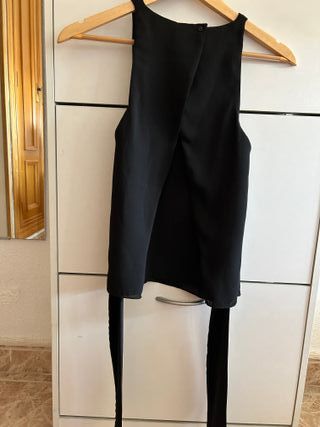 Top negro sin mangas con lazada espalda. Zara XS
