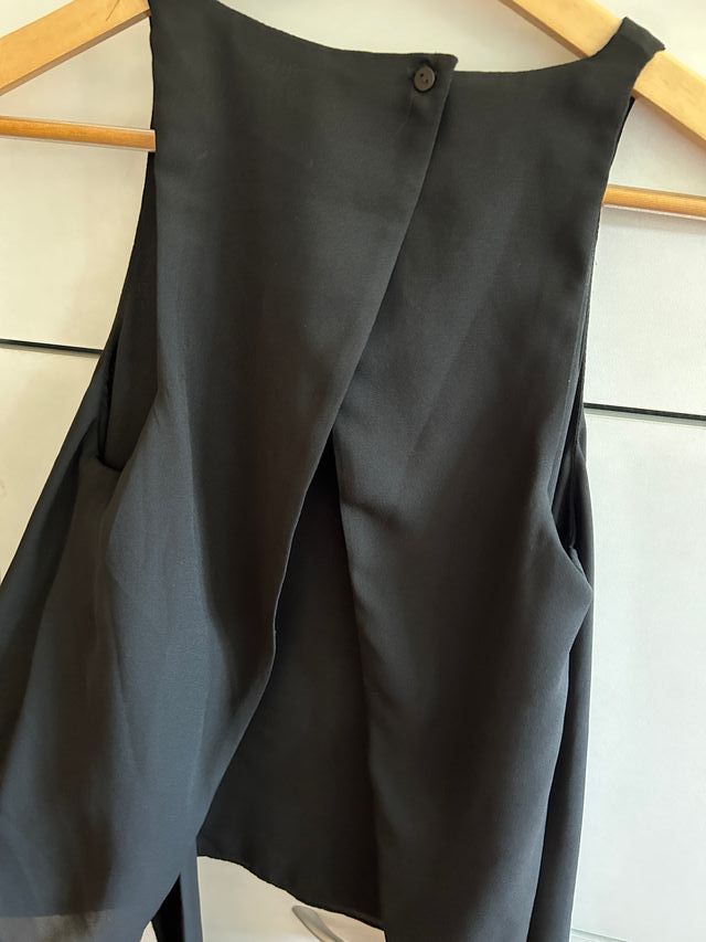 Top negro sin mangas con lazada espalda. Zara XS