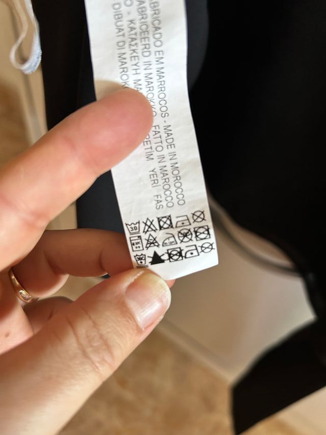 Top negro sin mangas con lazada espalda. Zara XS