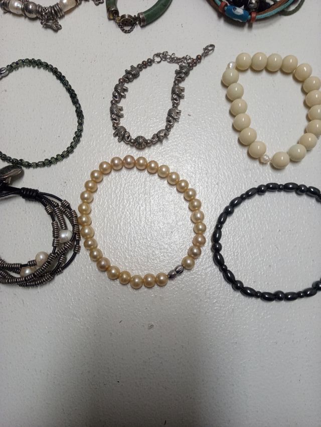 12 PULSERAS DIFERENTES Y JOYERO