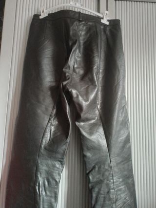 pantalon negro cuero moto