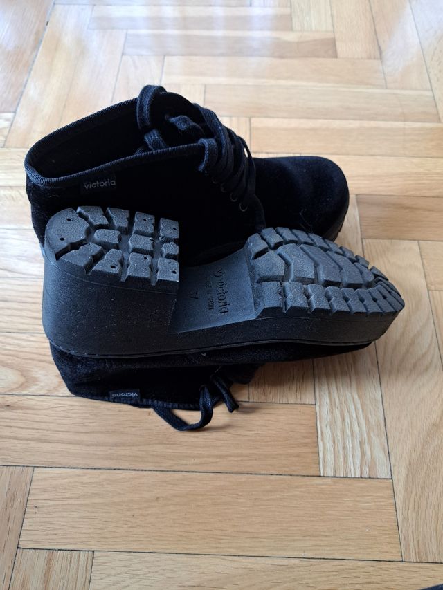 Zapatos abotinados Victoria. Negros