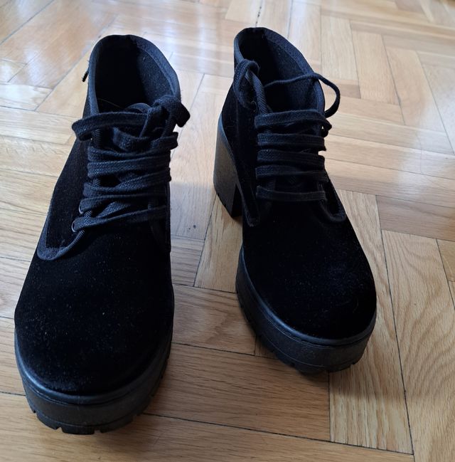 Zapatos abotinados Victoria. Negros