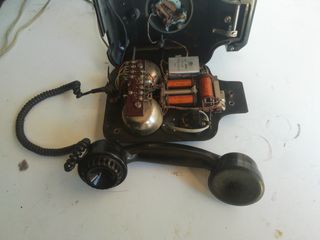 Antiguo teléfono de pared de baquelita años 40/50