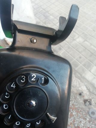 Antiguo teléfono de pared de baquelita años 40/50