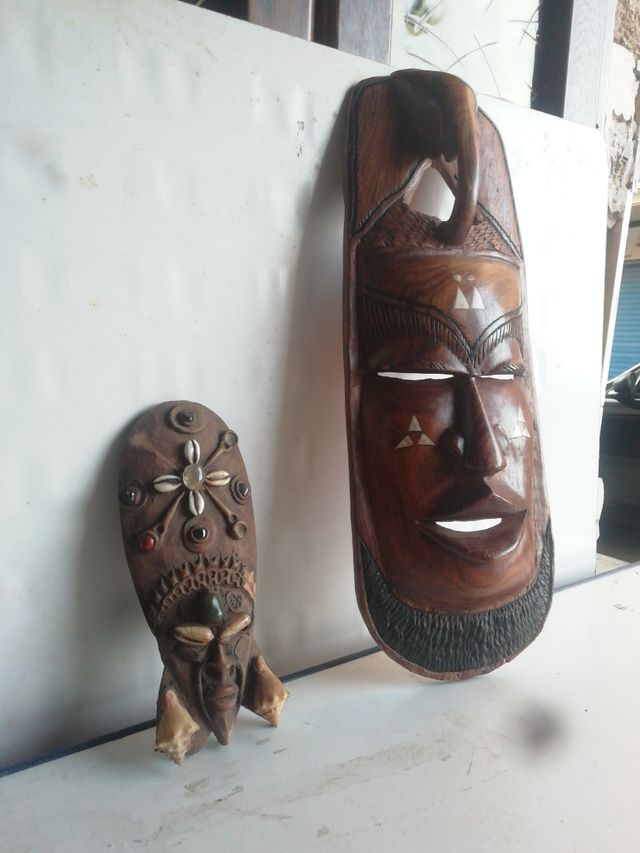 2 mascaras de Artesanía étnica de madera 