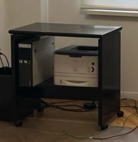 Mueble bajo negro para ordenador