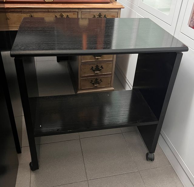 Mueble bajo negro para ordenador