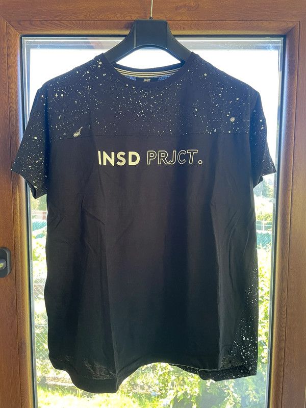 Camiseta negra inside