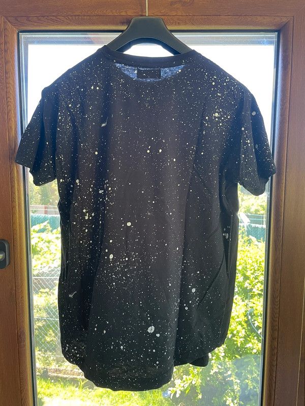 Camiseta negra inside