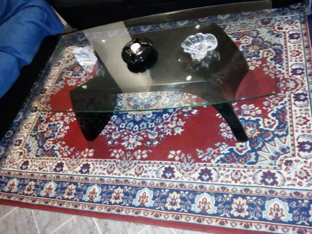 Tavolino in vetro con base nera