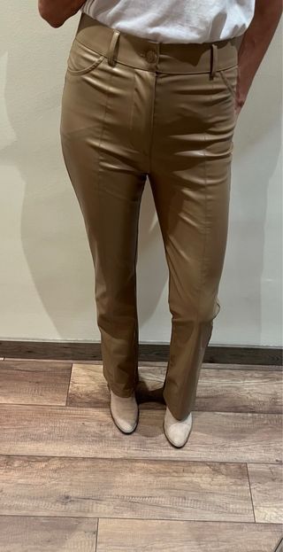 Pantalon flare efecto piel Zara