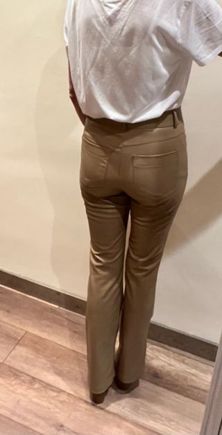 Pantalon flare efecto piel Zara