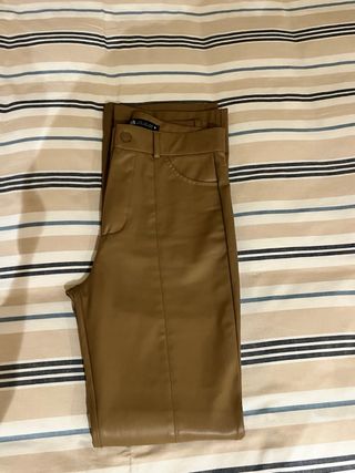 Pantalon flare efecto piel Zara