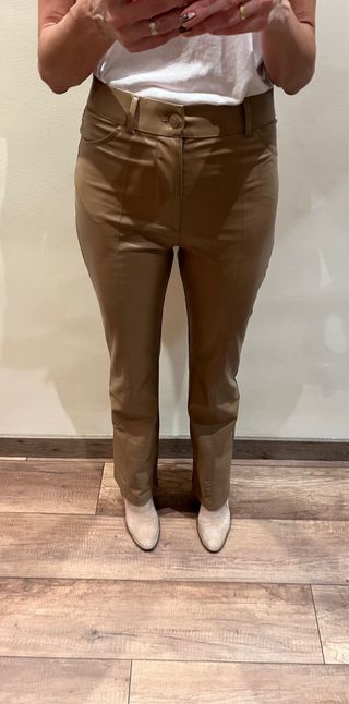 Pantalon flare efecto piel Zara