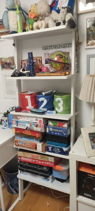 Estantería escalera de pared blanca