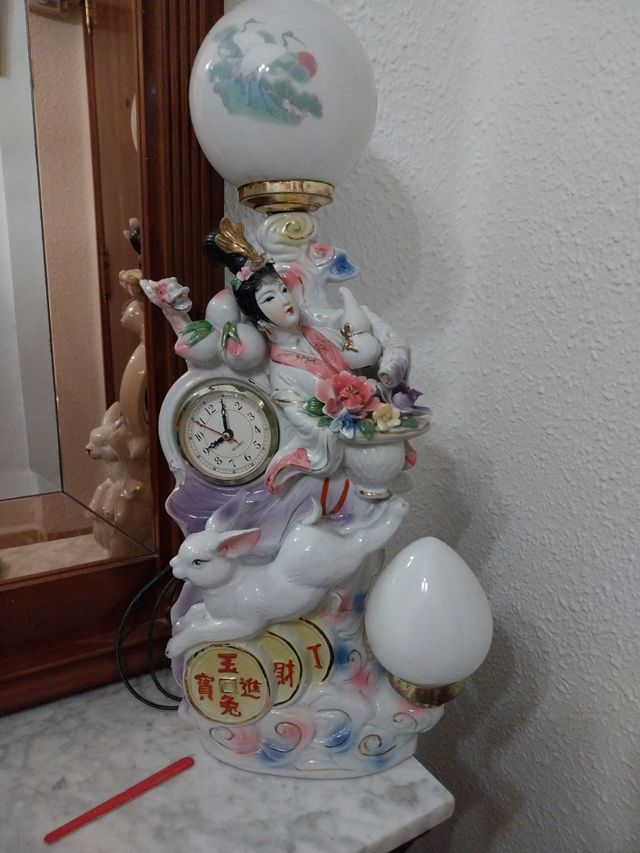 Lámpara  pareja figura china