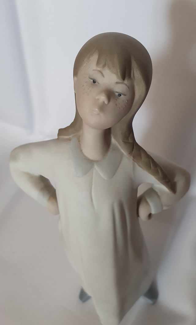 Figura Lladro - Ragazza in camicia da notte