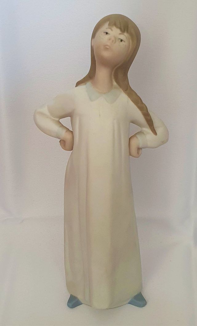 Figura Lladro - Ragazza in camicia da notte