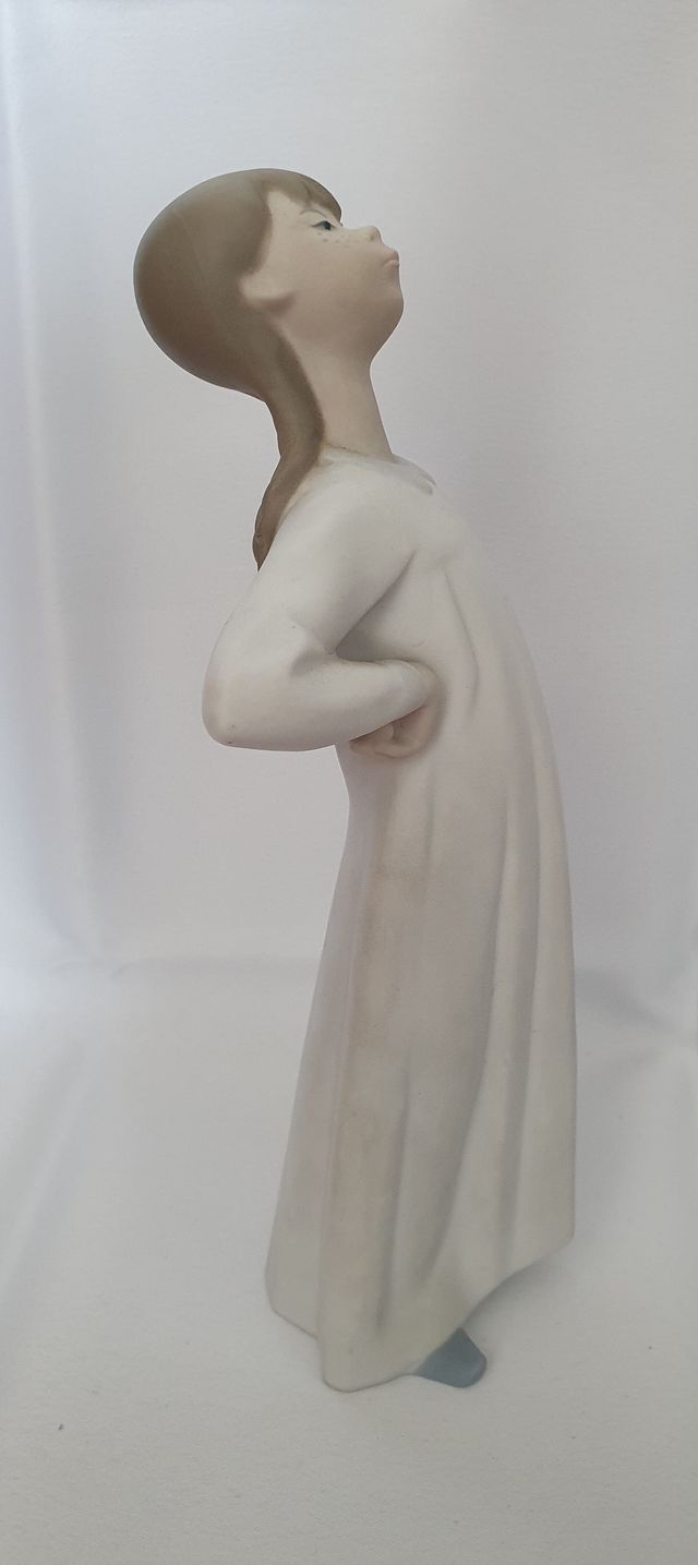Figura Lladro - Ragazza in camicia da notte
