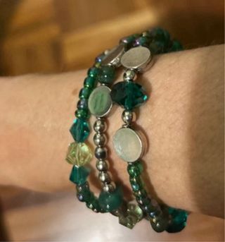 bracciale con pietre colorate e inserti in metallo