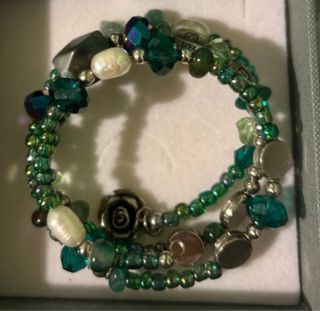 bracciale con pietre colorate e inserti in metallo