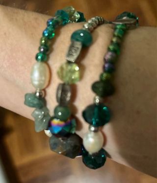 bracciale con pietre colorate e inserti in metallo