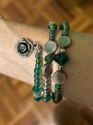 bracciale con pietre colorate e inserti in metallo