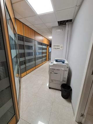 MAMPARAS DOBLE CRISTAL Y CORTINA DE OFICINA