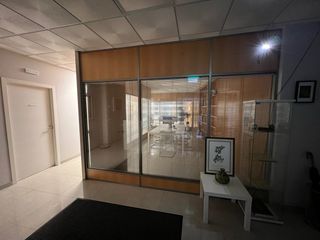 MAMPARAS DOBLE CRISTAL Y CORTINA DE OFICINA