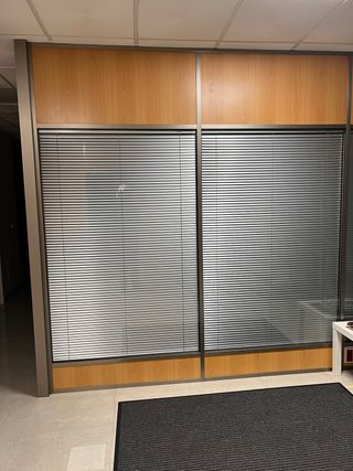 MAMPARAS DOBLE CRISTAL Y CORTINA DE OFICINA