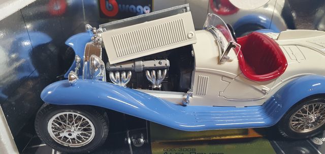 Bburago - Auto in scala 1:18 - Alfa Romeo 2300