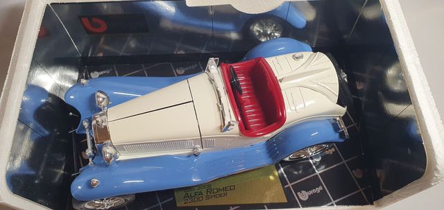 Bburago - Auto in scala 1:18 - Alfa Romeo 2300