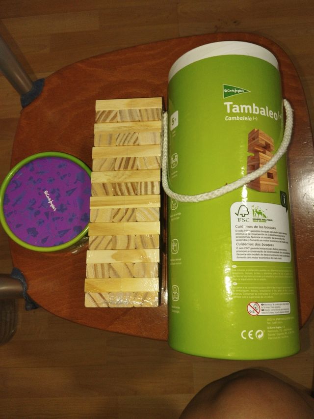 Juego tambaleó o jenga bloques de madera