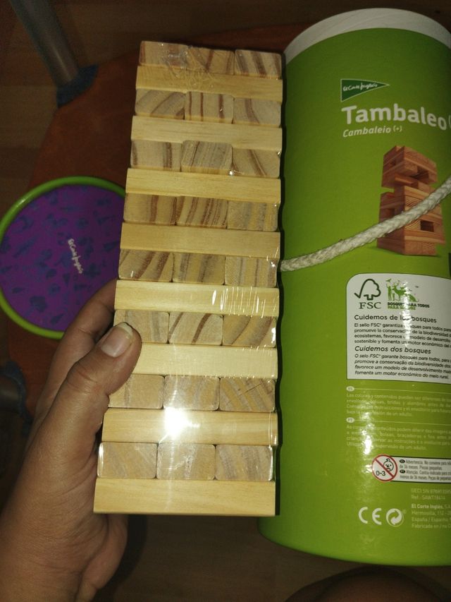 Juego tambaleó o jenga bloques de madera