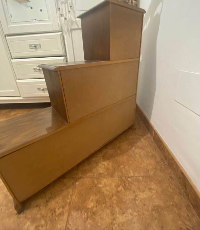 Se vende mueble muy bonito en escalera.