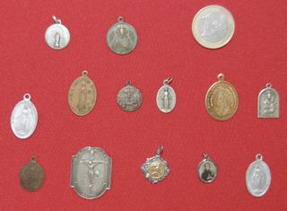 Lote de medallas religiosas