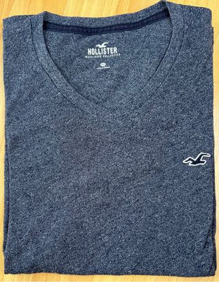 Varias camisetas y polos de manga corta