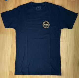 Varias camisetas y polos de manga corta