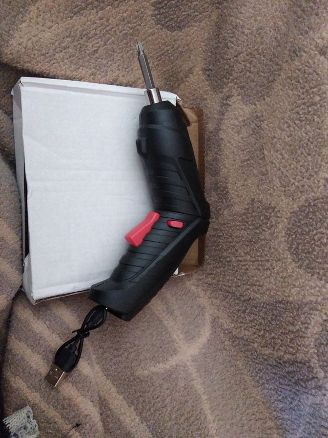 Destornillador eléctrico carga USB. 
