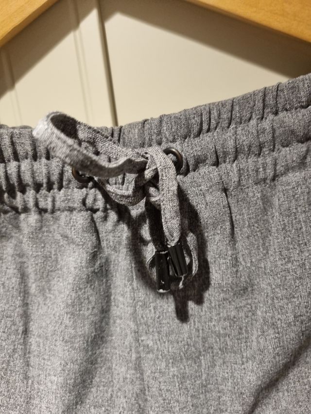 Pantalones Zara. Gris claro