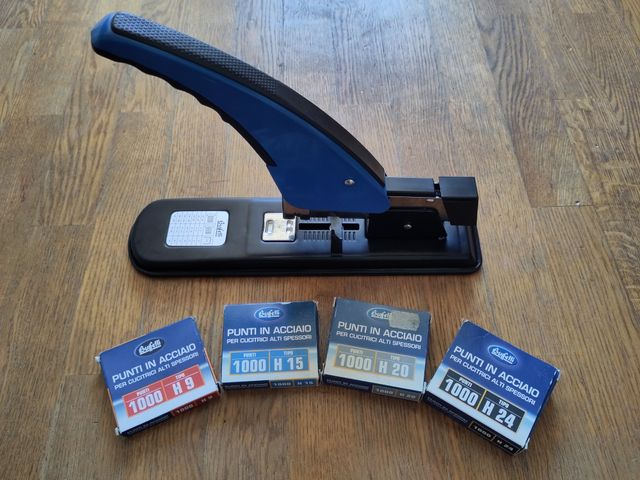 Cucitrice H24 Buffetti da tavolo alti spessori