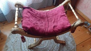 butaca antigua en madera dorada