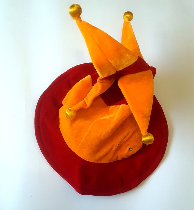 Cappello giallo rosso arancio carnevale giullare