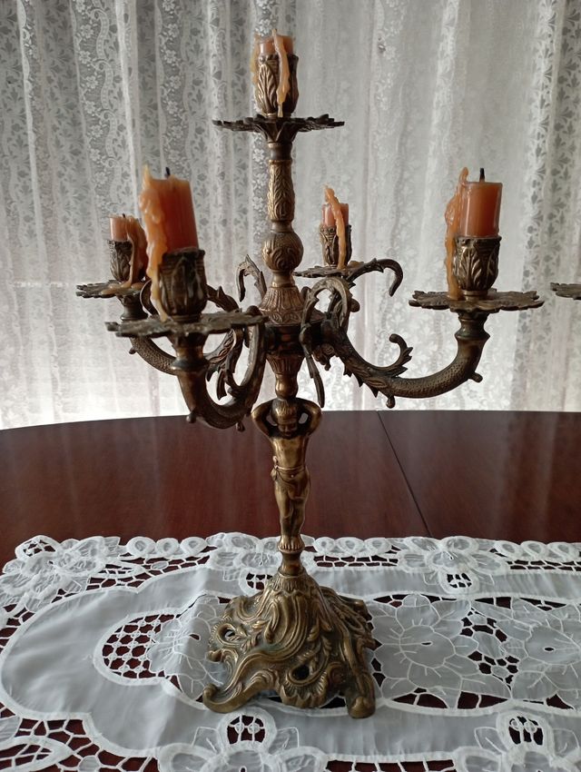 Candelabros de bronce.