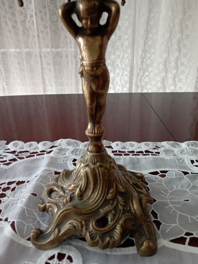 Candelabros de bronce.