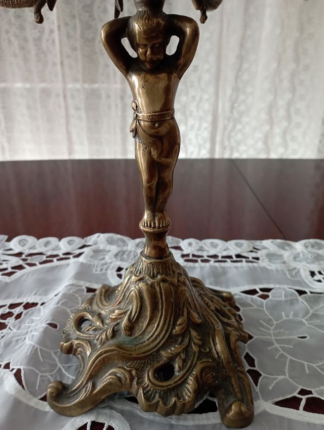 Candelabros de bronce.